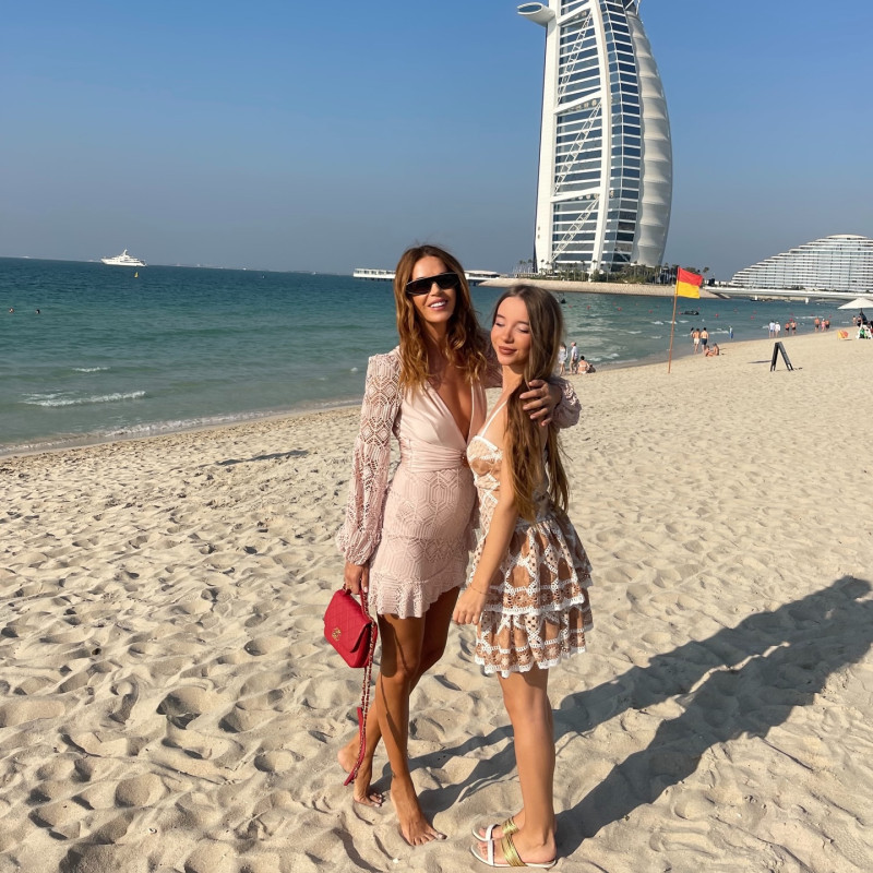 adrianapetrescuofficial_1764528224_3777458996115620399_1425264401