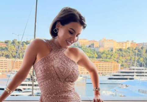 FOTO Dragostea trece prin aer: miliardarul i-a făcut un cadou de 32.000.000 € soției sale românce, cu 46 de ani mai tânără