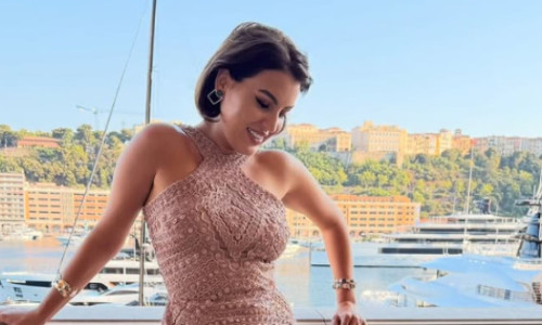 FOTO Dragostea trece prin aer: miliardarul i-a făcut un cadou de 32.000.000 € soției sale românce, cu 46 de ani mai tânără