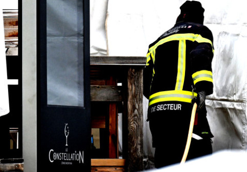 "Acuzații grave". Ce ar fi făcut un pompier trimis la barul din Elveția care a luat foc de Revelion