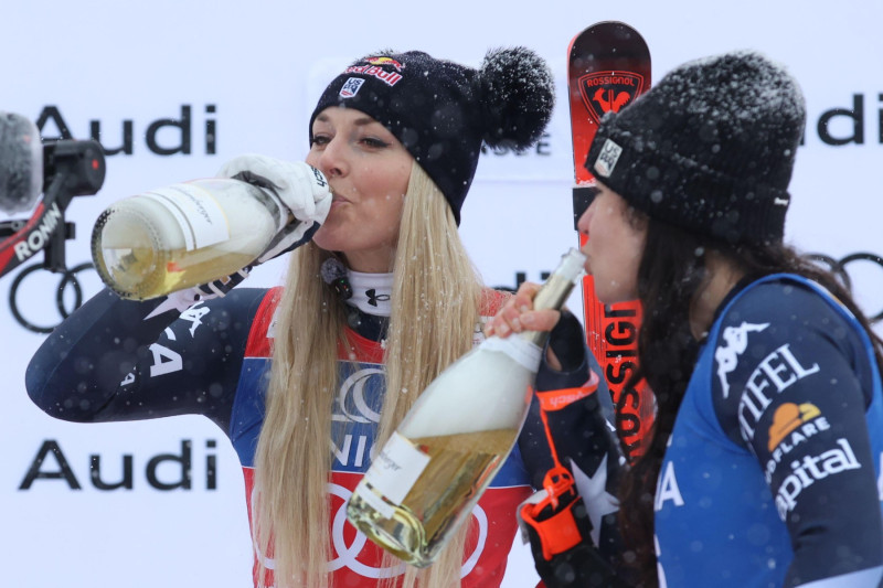 ALTENMARKT/ZAUCHENSEE, AUSTRIA, 10.JAN.26 - ALPINE SKIING - FIS World Cup, Downhill, ladies. The image shows Vonn Lindsey (USA, Head) and Wiles Jaqueline (USA, Rossignol) drink champagne.