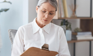 Pensii blocate luni de zile. Două categorii de pensionari primesc bani mai puțini din cauza birocrației