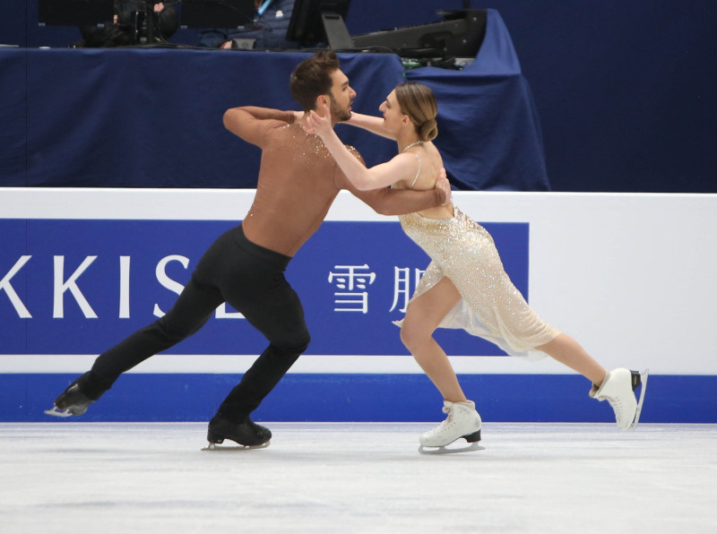 Sacre du couple Cizeron-Papadakis en danse sur glace en tribunes de l'Arena de Montpellier