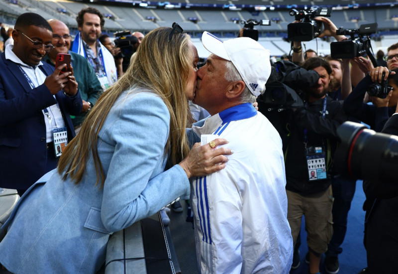 Paris, France, 27th May 2022. Carlo Ancelotti manager of Real Madrid kisses his wife, Mariann Barrena McClay during training at the Stade de France, Paris. Picture credit should read: David Klein/Sportimage Credit: Sportimage/Alamy Live News
