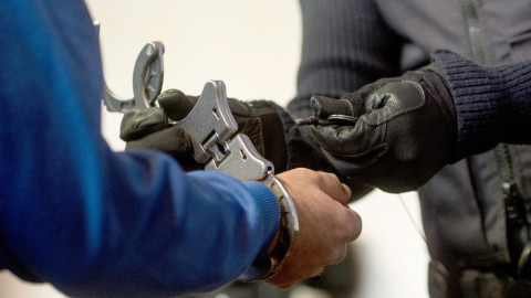 Ce alcoolemie avea Nae Stanciu la ora 14:00. Încătușat de polițiști, după ce a lovit o mașină și a devenit recalcitrant