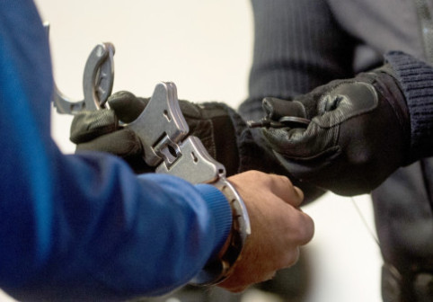 Ce alcoolemie avea Nae Stanciu la ora 14:00. Încătușat de polițiști, după ce a lovit o mașină și a devenit recalcitrant