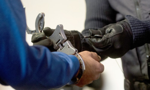 Ce alcoolemie avea Nae Stanciu la ora 14:00. Încătușat de polițiști, după ce a lovit o mașină și a devenit recalcitrant