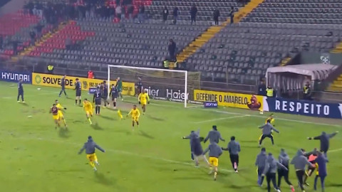 VIDEO Meci ”NEBUN”! Au întors rezultatul cu goluri în minutele 90+11 și 90+13 și au ieșit din zona retrogradării