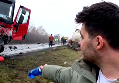 "N-a avut nicio șansă". Un martor a spus ce făcea șoferul dubei făcute praf pe "drumul morții" din România
