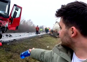 "N-a avut nicio șansă". Un martor a spus ce făcea șoferul dubei făcute praf pe "drumul morții" din România