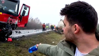 "N-a avut nicio șansă". Un martor a spus ce făcea șoferul dubei făcute praf pe "drumul morții" din România