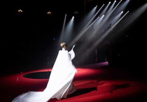 Ce surpriză! ”Cea mai frumoasă femeie din lume” a revenit: apariție spectaculoasă la Săptămâna Modei de la Paris