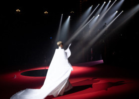 Ce surpriză! ”Cea mai frumoasă femeie din lume” a revenit: apariție spectaculoasă la Săptămâna Modei de la Paris