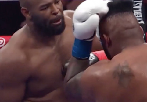 Neverosimil! A primit un pumn și ce a urmat a lăsat pe toată lumea fără cuvinte! Imaginile fac înconjurul lumii