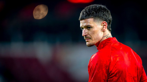 Lovitură: Dennis Man, OUT!