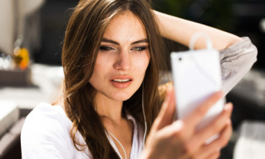 Escrocheria „număr greșit” revine în forță. E implicată și inteligența artificială. E prea greu de oprit