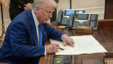 N-a glumit! Trump a semnat documentele și a oprit "robinetul". Impactul a fost imediat