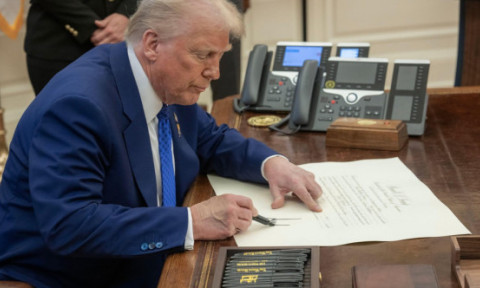 N-a glumit! Trump a semnat documentele și a oprit "robinetul". Impactul a fost imediat