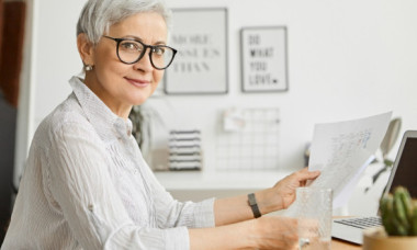 Care pensionari iau un ajutor la pensie de 1.950 lei în 2026. Ce pensie trebuie să ai ca să primești banii?