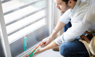 Cum știi că ai geamurile termopan setate pe "modul de iarnă sau vară"? Metoda prin care le poți regla să nu mai pierzi căldură