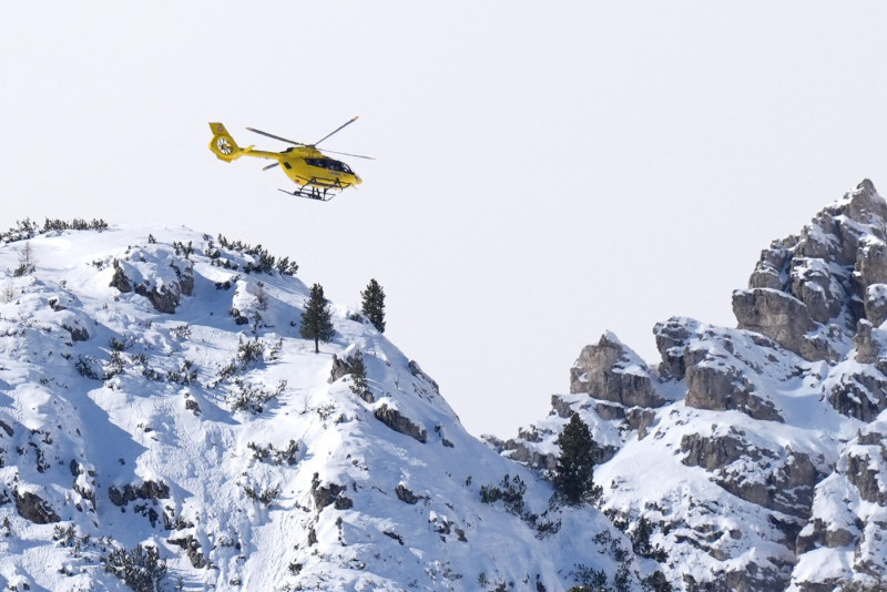 Winter Olympics - Lindsey Vonn Crashes during Women's Alpine Skiing