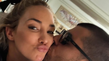 Lovitură: ADIO, după ZECE ani și PATRU copii! A rupt tăcerea după ce a apărut numele presupusei amante: ”Suferim”