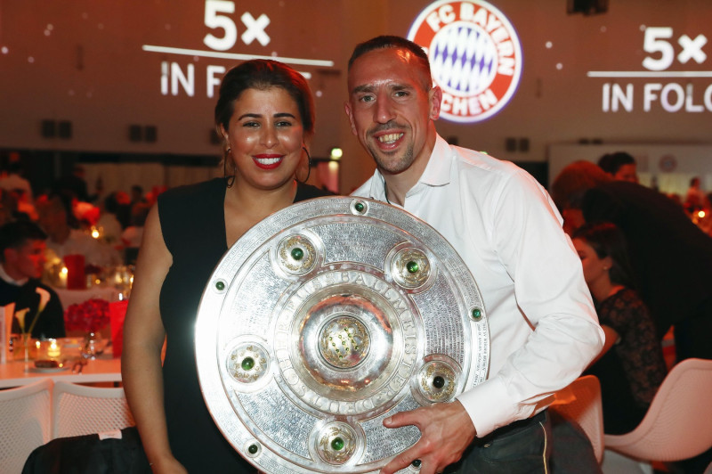 20.05.2017, Fussball 1.Bundesliga 2016/2017, 34.Spieltag, FC Bayern München feiert die Meisterschaft mit einer Gala im Postpalast München, Franck Ribery (FC Bayern München) mit seiner Frau Wahiba und der Meisterschale. Photo: Cronos/MIS