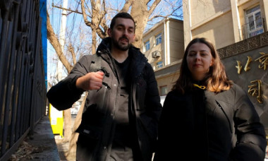 Umilințele trăite de doi tineri români declarați criminali în Rusia. „Au dezbrăcat-o pe soția mea în chiloți și sutien”