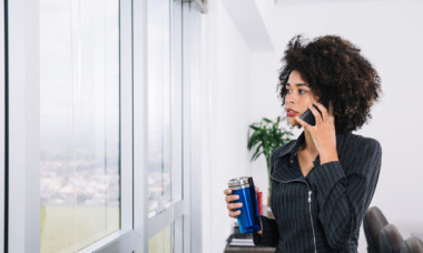 Ce faci dacă simți că trage aerul rece la geamul termopan? Soluția care te ajută să economisești 400 de lei