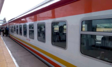 „Ăsta nu e un avion la clasa întâi, e un tren din Africa". Surpriza totală pentru un român în „bolidul" african ce zboară pe lângă CFR