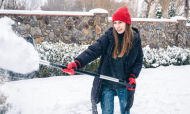 METEO 500 lei amendă dacă nu cureți zăpada de pe locul de parcare și din fața casei. Unde nu o poți depozita?