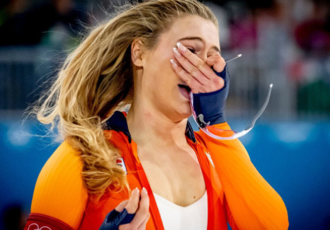 Și-a desfăcut fermoarul la JO de iarnă, chiar sub privirile logodnicului, iar acum vine răsplata