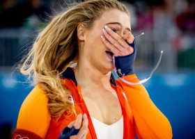 Și-a desfăcut fermoarul la JO de iarnă, chiar sub privirile logodnicului, iar acum vine răsplata