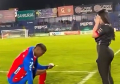 Neverosimil: și-a cerut iubita în căsătorie în fața unui stadion întreg, dar ce a urmat face înconjurul lumii