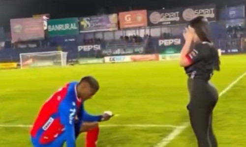 Neverosimil: și-a cerut iubita în căsătorie în fața unui stadion întreg, dar ce a urmat face înconjurul lumii