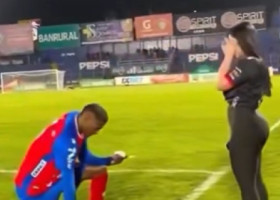 Neverosimil: și-a cerut iubita în căsătorie în fața unui stadion întreg, dar ce a urmat face înconjurul lumii