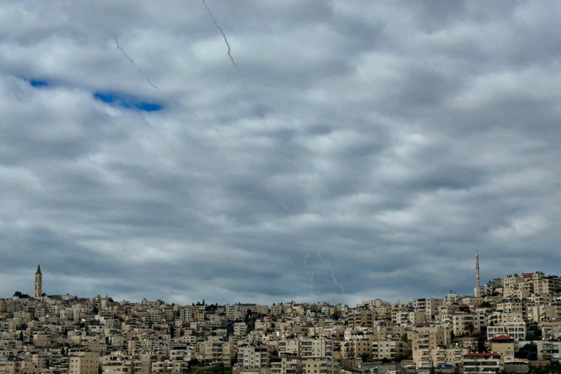 Iran launches retaliatory missile attacks toward Israel