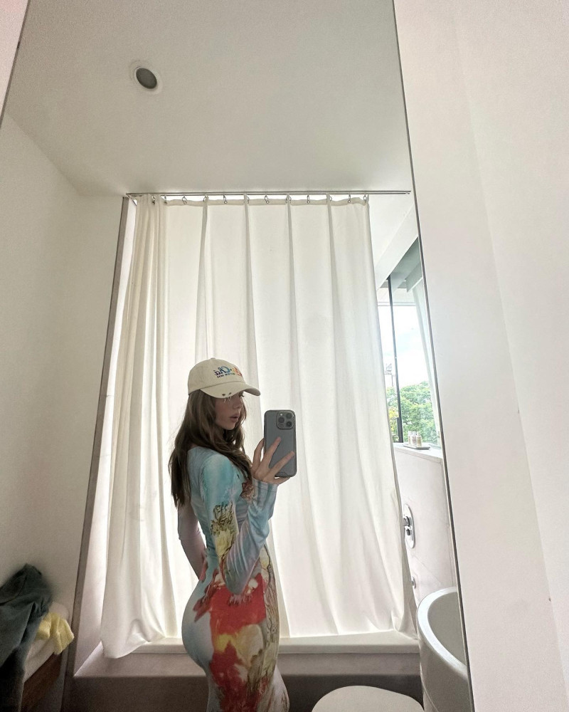 ester_exposito_1698767490_3225817976908458852_386189519