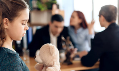 Caz neobișnuit după un divorț: judecătorii au respins cererea unui tată de a plăti mai mulți bani fiicei sale