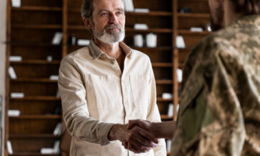 Caporal cu 20 ani munciți - pensie militară de 6.100 lei. Pensiile civile, la jumătate și la 65 ani. De ce?