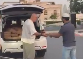 Un milionar din România împarte mâncare din portbagaj pe străzile de la Dubai! Arabii, fără dubii