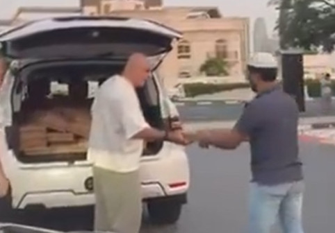 Un milionar din România împarte mâncare din portbagaj pe străzile de la Dubai! Arabii, fără dubii