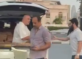 FOTO Prima reacție a lui Cosmin Olăroiu, după ce a deschis portbagajul mașinii sale și i-a lăsat fără cuvinte pe arabi