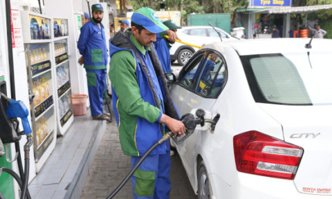 Cea mai mare creştere a preţurilor la combustibili din istoria țării. Școlile se închid două săptămâni. Măsurile anunțate