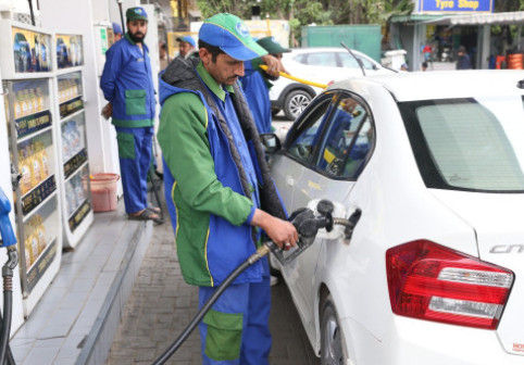 Cea mai mare creştere a preţurilor la combustibili din istoria țării. Școlile se închid două săptămâni. Măsurile anunțate