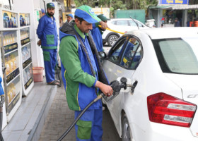 Cea mai mare creştere a preţurilor la combustibili din istoria țării. Școlile se închid două săptămâni. Măsurile anunțate