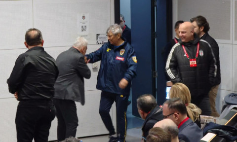 VIDEO Imaginea serii: i-a pupat mâna lui Mircea Lucescu la conferința de presă, înainte de Turcia - România