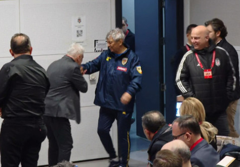 VIDEO Imaginea serii: i-a pupat mâna lui Mircea Lucescu la conferința de presă, înainte de Turcia - România