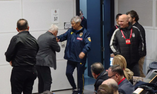 VIDEO Imaginea serii: i-a pupat mâna lui Mircea Lucescu la conferința de presă, înainte de Turcia - România