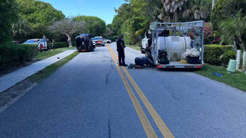 Tiger Woods s-a răsturnat cu mașina, s-a târât pe uşa pasagerului, dar polițiștii au venit rapid și l-au arestat